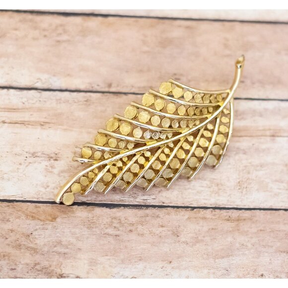 Vintage Art Nouveau Intricate Leaf Light Gold Tone Brooch - X23 - Picture 1 of 2